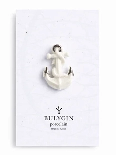 Брошь ручной работы Фарфор Булыгина «Якорь», бело-серебристая