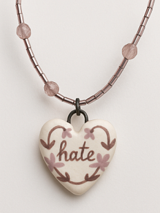 Чокер ручной работы в виде сердечка «Love / Hate», двусторонний, керамика, бисер