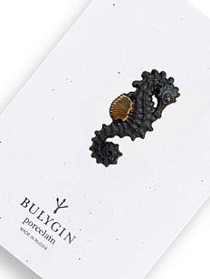 Брошь ручной работы Bulygin «Морской конёк», фарфор, чёрно-золотистая