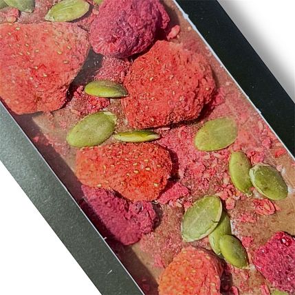 Молочный шоколад ручной работы с клубникой, малиной и тыквенными семечками, 45 гр, фото 1.