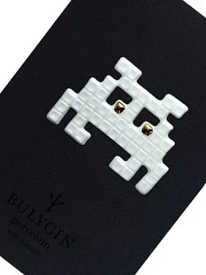 Брошь ручной работы Фарфор Булыгина «Захватчик» №2, белая