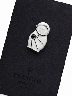Брошь ручной работы Фарфор Булыгина «Гагарин» малая, бело-серебристая