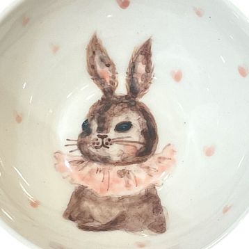 Пиала ручной работы Ким керамика с росписью внутри Зайка в жабо с сердечками, белая, фарфор, 10 см, фото 3.