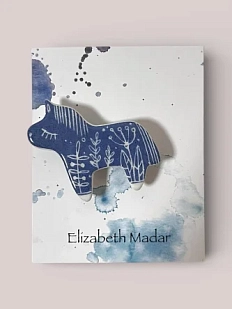 Брошь ручной работы Elizabeth Madar Лошадка и травы, синяя, керамика