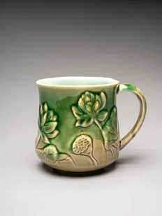Кружка ручной работы Керамика Александры Пылиной «Лотос и карп», оливковая, фарфор, 430 мл