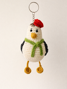 Вязаный брелок «Чайка» с зеленым шарфиком