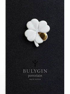 Брошь ручной работы Фарфор Булыгина «Клевер», бело-золотистая