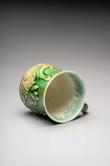 Кружка ручной работы Керамика Александры Пылиной «Лотос и карп», оливковая, фарфор, 430 мл, фото 5.