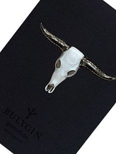 Брошь ручной работы Bulygin «Бык», бело-серебристая, фарфор