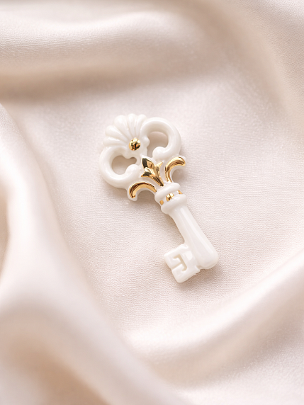 Брошь ручной работы Bulygin «Ключик», фарфор, бело-золотистая, фото 3.