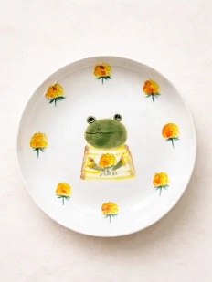 Тарелка ручной работы Ким керамика с бортиком Лягушка с жёлтыми ягодками, белая, фарфор, 16 см