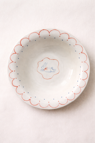 Тарелка ручной работы глубокая от Tree House  "Кролик с бантиком", керамика, 18 см, фото 1.