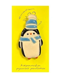 Брошь ручной работы «Пингвин в голубом шарфе», керамика, чёрно-белая