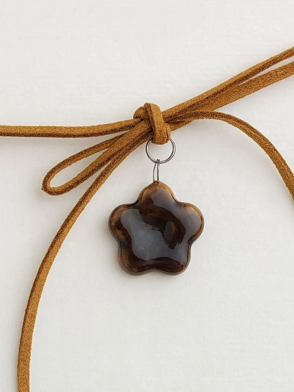 Чокер ручной работы Ловетанн керамика «Коричневый цветок» на коричневой ленточке, полуфарфор, фото 1.
