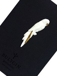Брошь ручной работы Bulygin «Попугай», фарфор, бело-золотистая