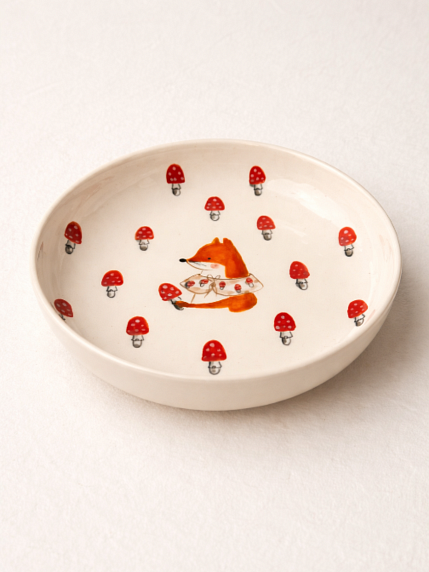Тарелка ручной работы Ким керамика с бортиком Лисёнок с мухоморами, белая, фарфор, 16 см, фото 2.