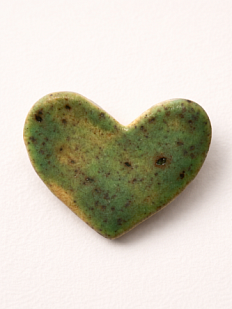 Брошь ручной работы Сердце, зелёная в крапинку, керамика