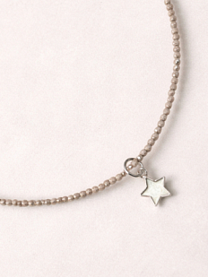 Чокер из мелкой бежевой шпинели с подвеской «Звёздочка» Migette