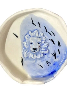 Тарелка ручной работы Мария Гордеева с фигуркой Лев, бело-голубая, полуфарфор, 13 см