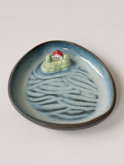 Тарелка с фигуркой внутри Голубое море, чёрная, керамика, 14 см, фото 1.