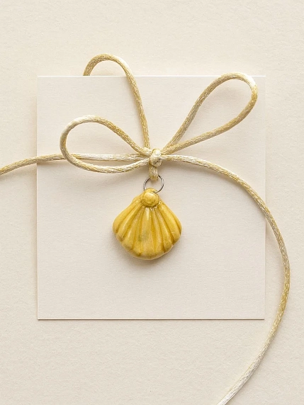 Чокер ручной работы Ловетанн керамика «Ракушка №2» на золотистой ленточке, полуфарфор, фото 1.