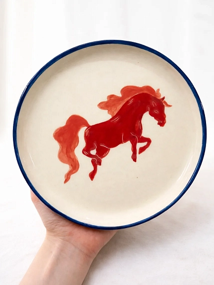Тарелка ручной работы Йеллоускуп «Скачущая лошадь», керамика, фото 2.