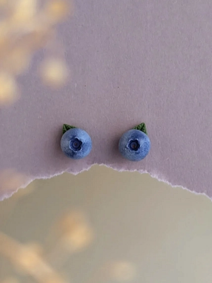 Серьги-пусеты Подарки руками «Голубика с листиком», полимерная глина, фото 1.