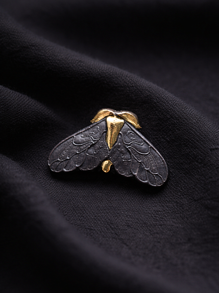 Брошь ручной работы Bulygin «Моль», фарфор, чёрно-золотистая, фото 4.