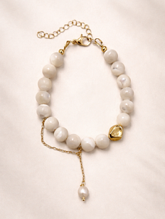 Браслет белый с камнями и подвеской