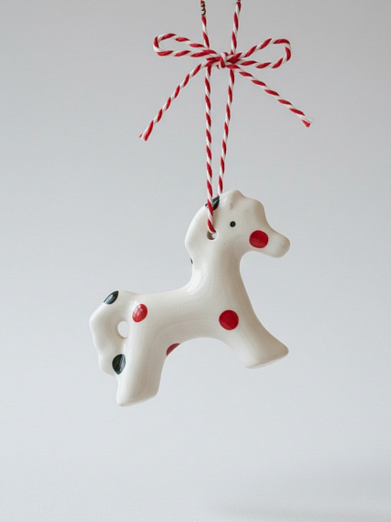 Ёлочная игрушка ручной работы «Лошадка 3д», белая в точку, 8,5 см, фото 1.