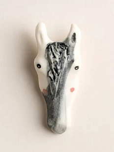 Брошь ручной работы Мария Гордеева «Лошадка», тёмно-серая, керамика
