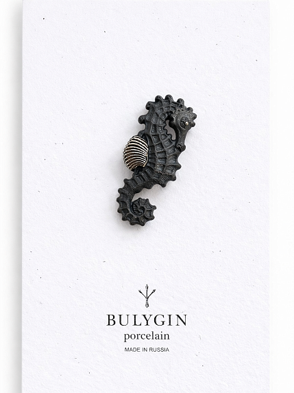 Брошь ручной работы Bulygin «Морской конёк», фарфор, чёрно-серебристая, фото 1.
