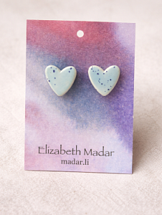 Серёжки-гвоздики ручной работы Elizabeth Madar Сердечки, голубые с синими точками, керамика