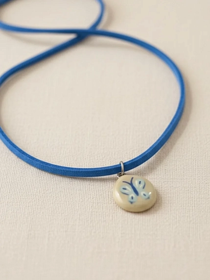 Чокер ручной работы Малёма «Бабочка» на синем замшевом шнурке, керамика, фото 1.