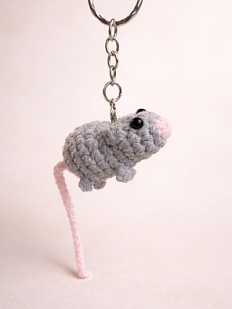 Вязаный брелок «Крыса», темно серый