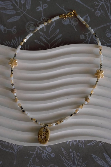 Чокер ручной работы Идеальное совпадение с керамической подвеской «Веточка», перламутр и далматиновая яшма, фото 3.