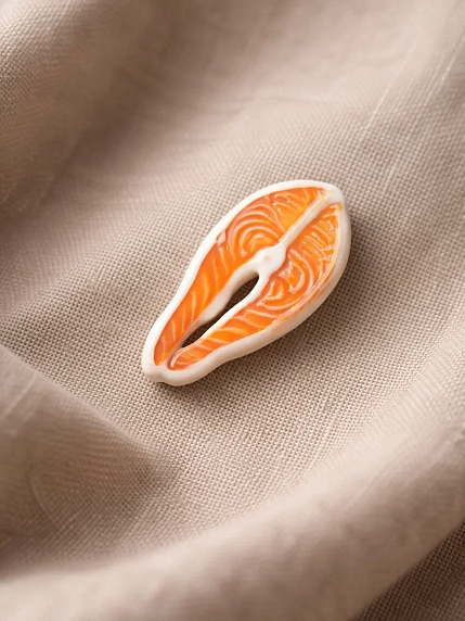 Брошь ручной работы Фарфор Булыгина «Стейк», оранжевая, фото 2.