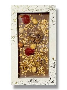 Молочный бельгийский шоколад с грецким орехом, фундуком, вишней и дутым рисом