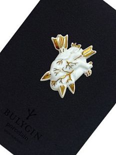 Брошь ручной работы Bulygin «Разбитое сердце», фарфор, бело-золотистая