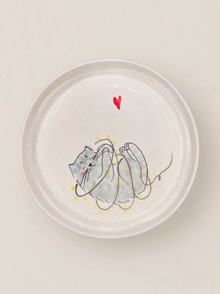 Тарелка ручной работы НАДО ЖЕ с росписью «Кот с гирляндой», белая, керамика, 14 см, фото 1.