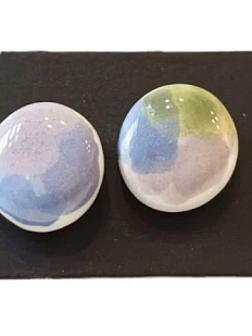 Серёжки-гвоздики Мария Гордеева круглые с акварельными разводами, керамика, сиреневые