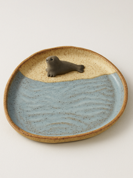Тарелка с фигуркой внутри Нерпа, бежевая в крапинку, керамика, 21 см, фото 1.