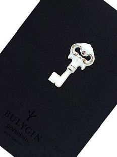 Брошь ручной работы Bulygin «Ключик», бело-серебристая, фарфор