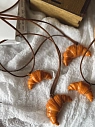 Подвеска ручной работы Счастливые истории «Круассан» на коричневой ленточке, полимерная глина, превью фото 1