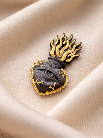 Брошь ручной работы Bulygin «Огненное сердце», фарфор, чёрно-золотистая, фото 2.