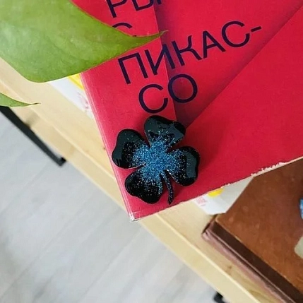 Брошь ручной работы Ручками-Ручками «Клевер», чёрная с синим, дерево, фото 3.