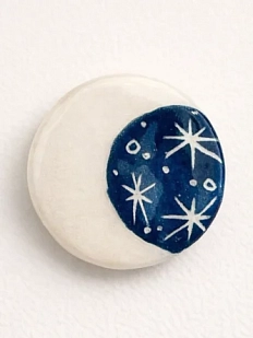 Брошь ручной работы Elizabeth Madar Месяц, круглая, синяя, керамика