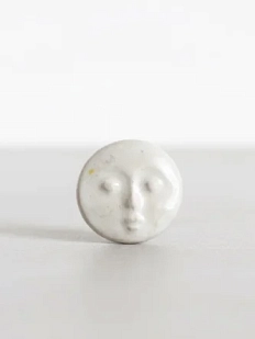 Брошь ручной работы КерамЕлКа «Лицо маленькое», серо-белая, керамика