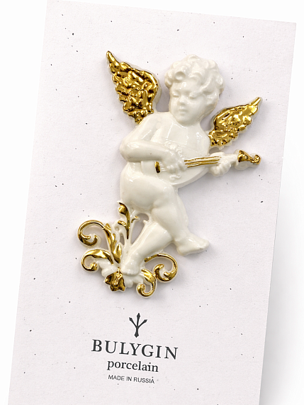 Брошь ручной работы Bulygin «Купидон с лютней», фарфор, бело-золотистая, фото 1.
