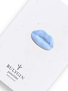 Брошь ручной работы Фарфор Булыгина «Губы», голубая